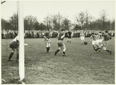 Spelmoment in de wedstrijd Velocitas-HFC Haarlem, eindstand 1-4.NL-HlmNHA_5400466434Fotocollectie HFC Haarlem NL-HlmNHA_5400466434