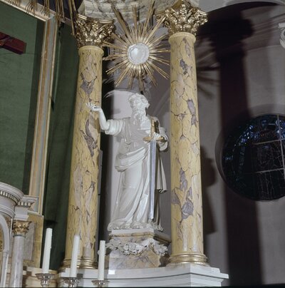 Interieur, neobarok hoogaltaar, heiligenbeeld H. Paulus