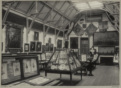 Interieur, Oranjetentoonstelling 1898 in de nieuwe vleugel van het oude Zeeuws Museum in de Wagenaarstraat te Middelburg
