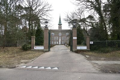 Zicht op het college aan het eind van de entreeGefotografeerd voor Wegh der Weegen, ontwikkeling van de Amersfoortseweg 1647-2010