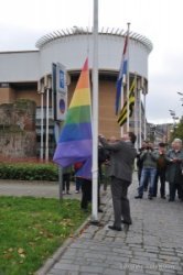 Wethouder Mario Stam hijst de regenboogvlag op Coming Out Dag op 10 oktober 2015.De Coming Out Dag benadrukt dat iedereen het hele jaar door zichzelf moet kunnen zijn. De regenboogvlag symboliseert dit voor lesbische vrouwen, homoseksuele mannen, biseksuelen en transgenders.