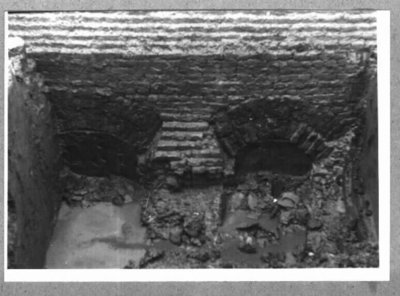 Opgravingen bij de voormalige donjon van de ruïne van Mathenesse, uitgevoerd door Bureau Oudheidkundig Onderzoek Rotterdam (BOOR). Zie verslag Boorbalans. In de fundering 2 spaarbogen (Grondbogen)met daartussen een poer.