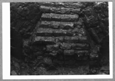 Opgravingen bij de voormalige donjon van de ruïne van Mathenesse, uitgevoerd door Bureau Oudheidkundig Onderzoek Rotterdam (BOOR). Zie verslag Boorbalans. Detail van een poer