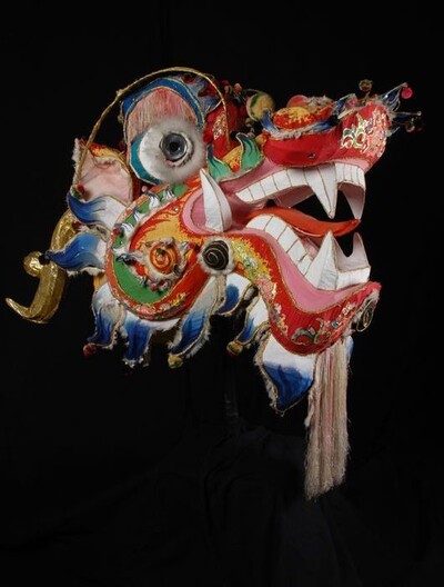 Veelkleurige fantastische kop van een Chinese draak, onderdeel van het danskostuum voor de drakendans