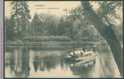 Junge Frauen bei einer Bootsfahrt in der Aue, Kassel