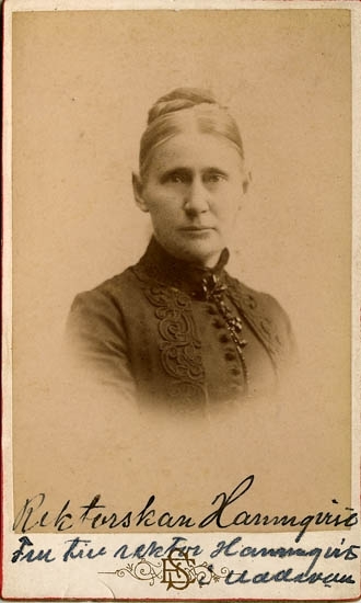 Text på kortets baksida: "Rektorskan Hamnqvist, född Kolthoff".