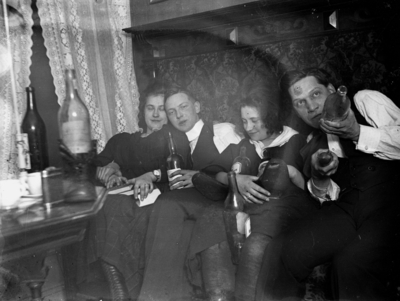 Örebro kolonien.Rumsinteriör, fyra personer.Karl Hedström längst till höger på bilden.
