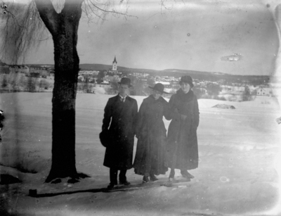 Karl Hedström och två kvinnor.Nora med bl.a. kyrkan och bostadshus i bakgrunden.
