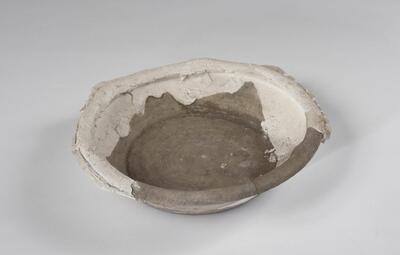 Coarse ware plate.number-of-objects: 1Assiette en céramique commune. Argile grise et surface gris-clair.Bord in ruwwandig aardewerk