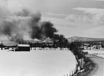 Røyk fra Rena Kartonfabrikk etter bombingen 1940.