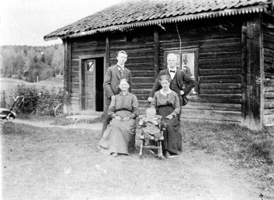 Voksne og barn foran plassen Snippen i Knippa. Fra venstre er Syverine Solberg, Signe Solberg, Olga Solberg. Bak er Ole Solberg f.1896, Kristian Solberg f. 1893.