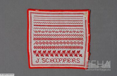 Marker quilt in white cotton canvas with red cross-stitch embroidery in wool with border motifs; text : J Schippersmerklap