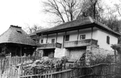 Arhitectură. Locuință pe temelie înaltă, comuna Măldărești, județul Vâlcea