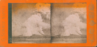 R: Stereogramă sepia cu eruperea vulcanului Vezuviu. În partea stângă a imaginii este o însemnare imprimată pe carton cu cerneală aurie: „G. SOMMER - NAPOLI”. În partea dreaptă a imaginii este o însemnare imprimată pe carton cu cerneală aurie - central apare stema Italiei încadrată de opt medalii. În lateralul imaginii din stânga este cifra 727. Stereograma este lipită pe un carton passe-partout, original, curbat, fața având culoarea portocalie. V: Inscripție manuscris cu creion negru: Nr. 580.