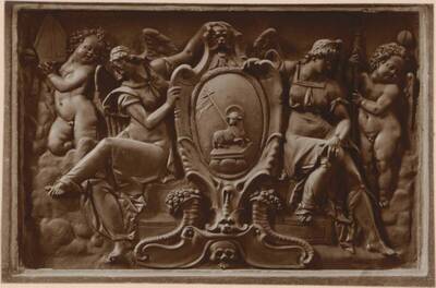 Fotografie eines Bronze-Reliefs des Wappens des Abtes Merk, vom Kreuzaltar in der Ulrichskirche in Augsburg, von Hans Reichel (vom Bearbeiter vergebener Titel)