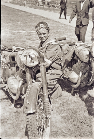 Zawodnik motocyklowy na punkcie kontrolnym rajdu