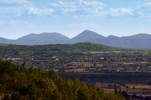 Veduta dell'Alta valle del Tevere verso meridione, con il monte Acuto e il monte Tezio sullo sfondo.