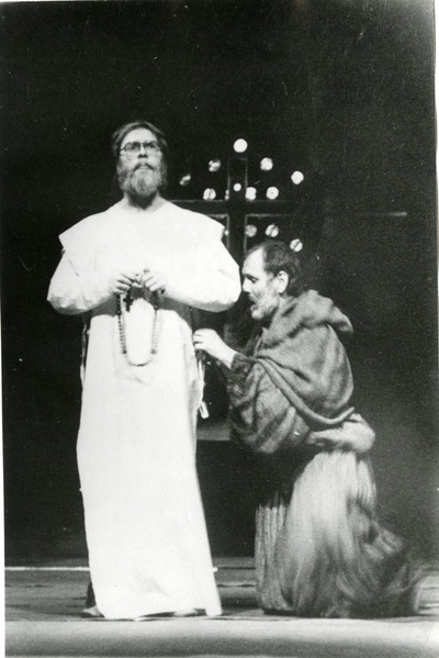 Evald Aavik (paremal) Väikse Munga osas Jean Anouilh` näidendis "Bechet ehk Jumala au", 1989. a.