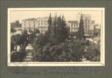 Άποψη της πλατείας Συντάγματος από το ξενοδοχείο Μεγάλη Βρετανία. Διακρίνεται το ξενοδοχείο Palais de Versailles.