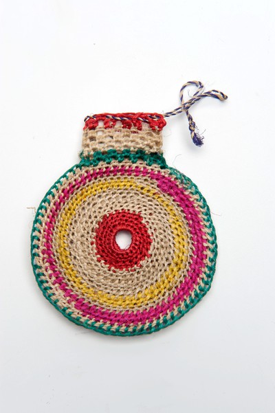 Round purse of knotted colored sisal