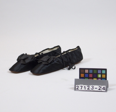 Ladies Shoe, Dam( to right foot) of black silk.