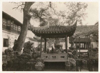 Suzhou (Su-tschou) on Lake Tai-hu-near Shanghai. Chinese garden with pavilion