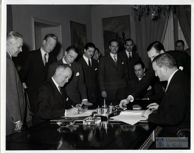 The moment of the signature of Law 480 between Spain and the United States, in the Ministry of Foreign Affairs of Madrid, April 2, 1974.