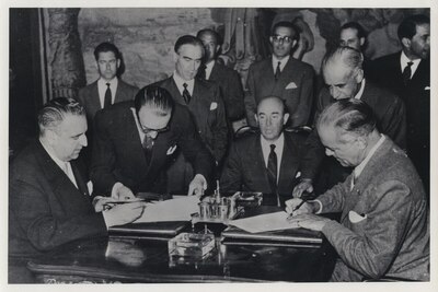 Momento de la firma del Acuerdo de la Ley 480, de septiembre de 1953, entre los Estados Unidos y España, en el Ministerio de Asuntos Exteriores de Madrid