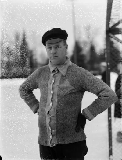 The bandy goalkeeper Sven “Sleven” Säfwenberg with “his worn coat of arms” at the Students' Sports Place on the occasion of his award to Svenska Dagbladet’s gold medal