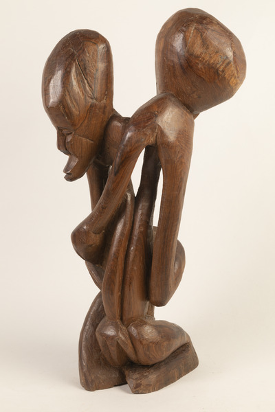 Stetuetă din lemn sculptat, reprezentând două personaje îmbrățișându-se. Statuetă oferită cuplului Ceaușescu cu ocazia vizitei oficiale în Mozambic, aprilie 1979.