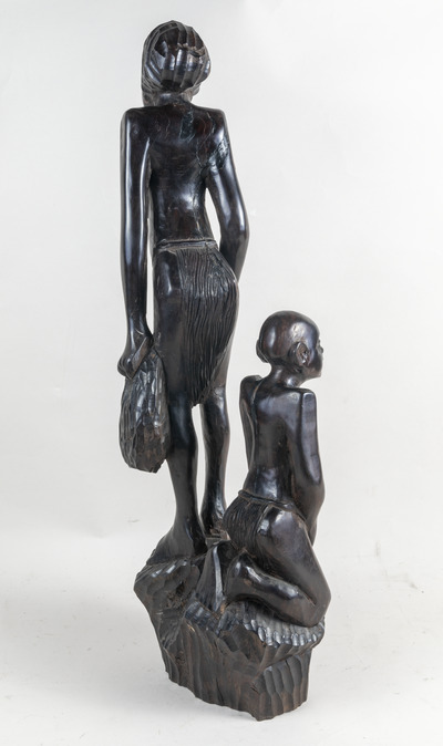 Statuetă lemn abanos, nud femeie și bărbat, oferită de Pamela Dos Santos, soția lui Marcelino Dos Santos, liderul revoluționar al Mozambicului, la 14.IV.1979, lui Nicolae Ceaușescu cu prilejul vizitei oficiale a acestuia.
