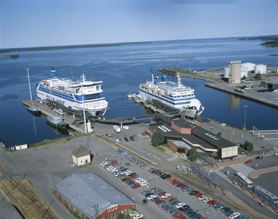 Silja-Line Oy:n terminaali. Laiturissa m/s Wasa Queen ja m/s Silja Festival  | Europeana