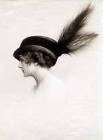 Dameshoeden. Duitse damesmode. Portret model Julius Spiegel met een hoed van stro met een brede fluwelen band met veren (aigrette). Duitsland, 1915. | Europeana