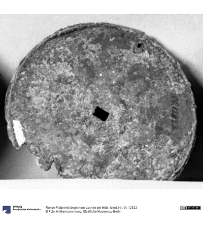 Runde Platte mit länglichem Loch in der Mitte Europeana