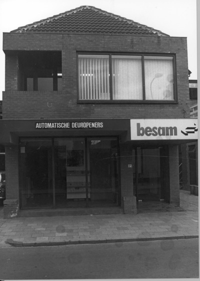 Tragisch Vormen Overleven Het kantoor en winkelpand van 'Besam', gespecialiseerd in automatische  deuropeners, gezien in noordelijke richting vanaf de Nieuwe Stationsstraat.  | Europeana