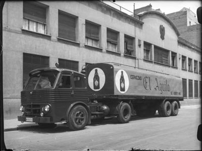 Remolques Früh auf Aguila Mayo 1960 [Antiguo camión de reparto con emblema  en el remolque y lema Cervezas El Águila. Se beben más. Aparcado en la  calle frente a la fábrica] | Europeana