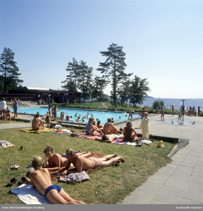 hurtig Materialisme perle En serie bilder från Tranvikens havsbad på södra Alnö. Bad, sol och  strandlek, volleyboll. | Europeana