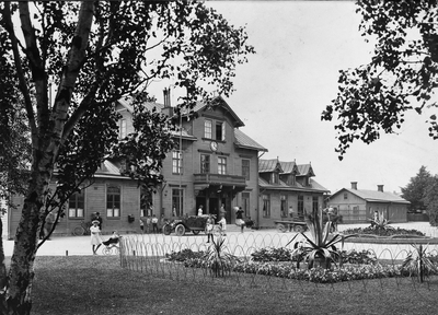 Eskilstuna Gamla Järnvägsstation Från Gatusidan. Stationen Byggdes Av ...