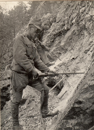Pikolo Hammer betrieben vom elektrischen Bohrzug Europeana