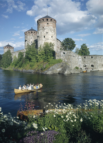 Käkisalmen vanha linna lahden takaa nähtynä | Europeana