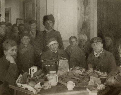 Kronstadtin pakolaiset nauttivat Amerikan Punaisen Ristin muonitusta  Terijoella | Europeana