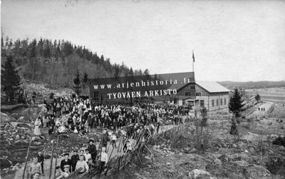Pyhäjärven (nyk. Karkkila) Työväenyhdistyksen vappukulkue 1910. | Europeana