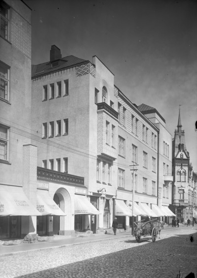 Turku, Turun Suomalainen Säästöpankki ja kangaskauppa sekä satulaseppä  oikealla | Europeana