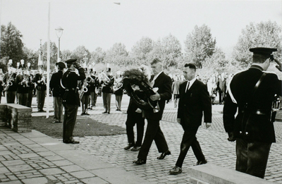 Herdenking 25 jaar bevrijding. Kranslegging bij het monument van de ...