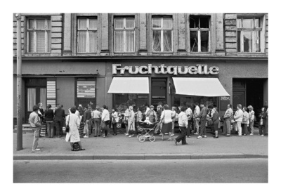 Obstverkauf in der Klement-Gottwald-Allee, (heute wieder: Berliner ...