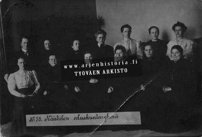 Ensimmäisen yksikamarisen eduskunnan naiskansanedustajat v. 1907.  Eturivissä vasemmalta: Hilja Pärssinen (SDP, opettajatar), Alli Nissinen (Suomalainen  Puolue, johtajatar), Lucina Hagman (Nuorsuomalainen Puolue, koulun  johtajatar), Alexandra Gripenberg ...