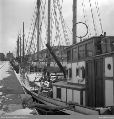 Nedisade fartyg söker nödhamn i Sundsvall. | Europeana