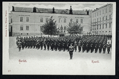 Suomen Kaarti järjestäytyneenä Kaartin kasarmin pihalle 1902 | Europeana