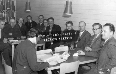 Kuva Varkauden työväenyhdistyksen kokouksesta teatteritalon kahviossa.  Jorma Rantala, Keijo Suksi, Olavi Tamminen, Hannu Vilpponen, Erkki  Lyytikäinen, P. Kärkkäinen, Mikko Jannunen, Edla Heiskanen, Leo  Reinikainen, Helena Vasarainen, Veikko VÄisänen ja ...