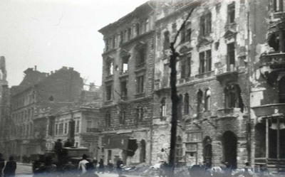 Romos Budapest / Street full of ruined buildings, Budapest | Europeana